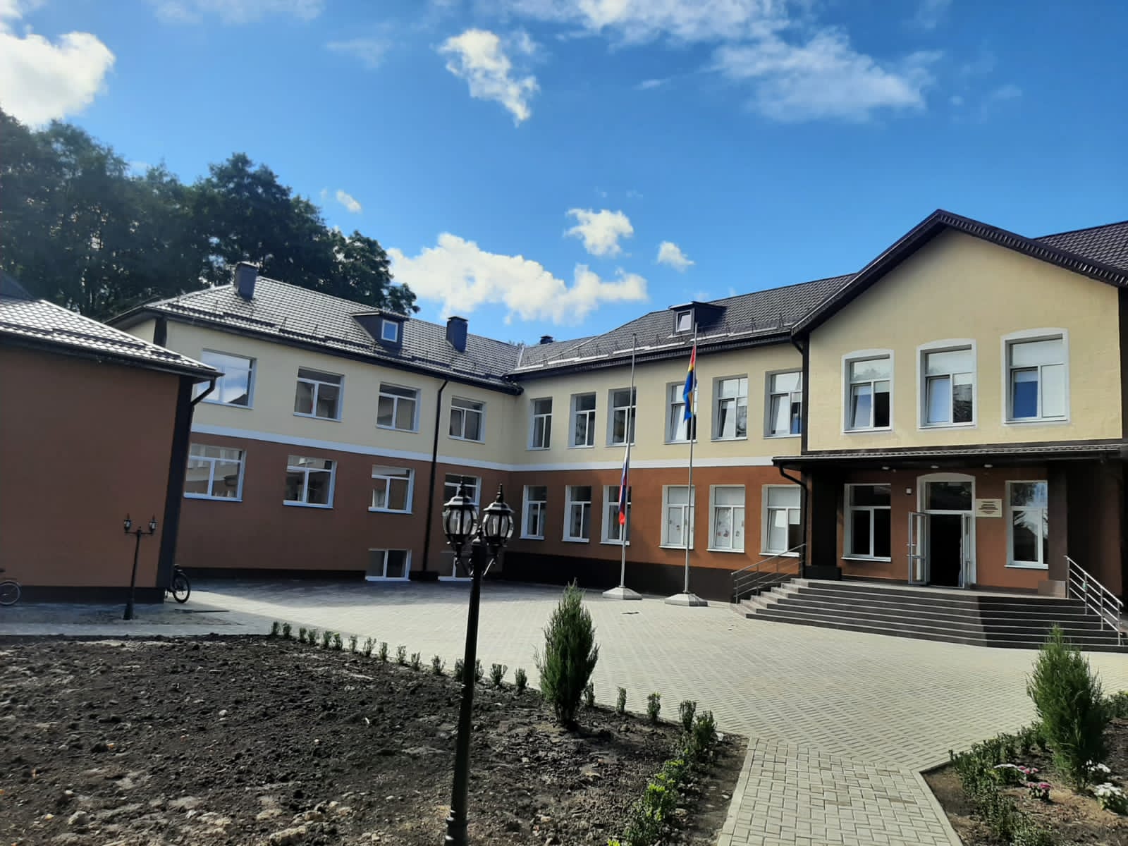 Парадный вход (учебный корпус)